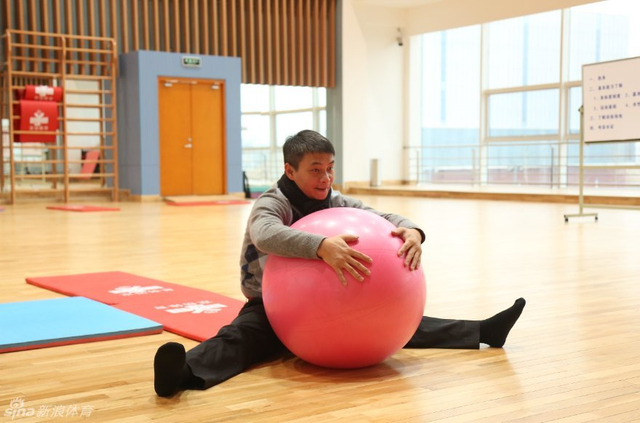 李小双卖力练习