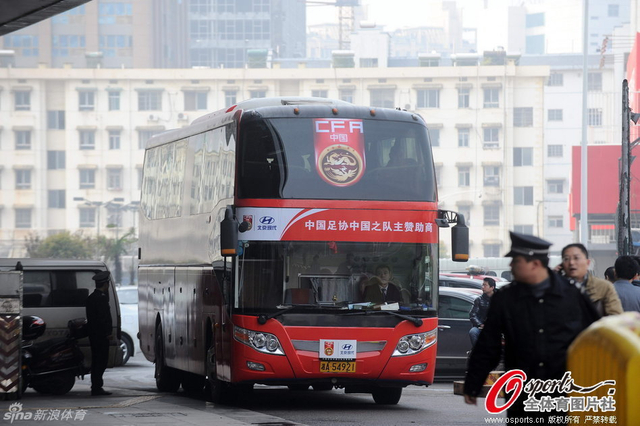 国足大巴抵达
