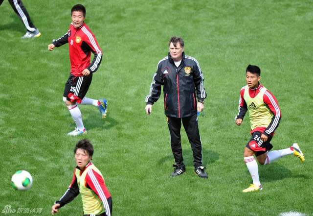 卡马乔目光专注