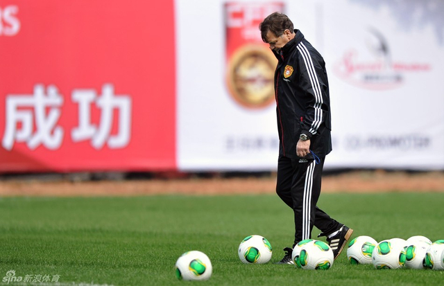 卡马乔独自思考战术