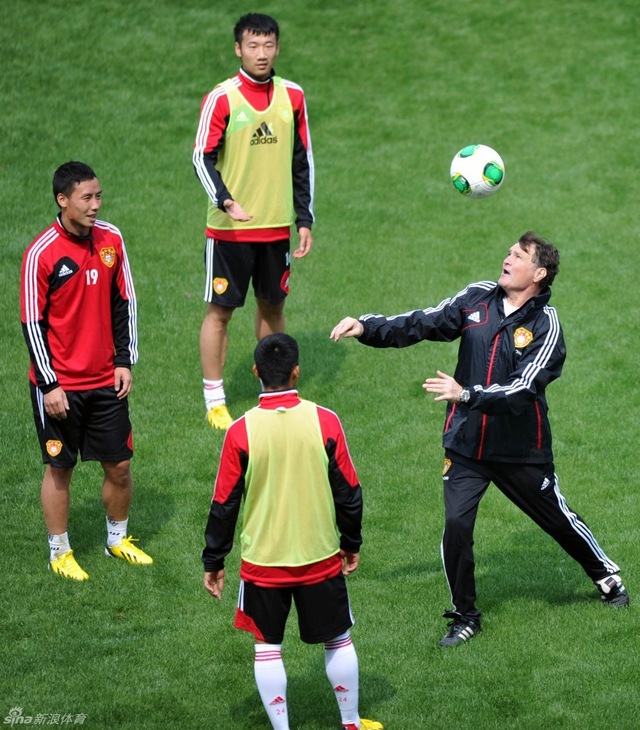 卡马乔亲自示范