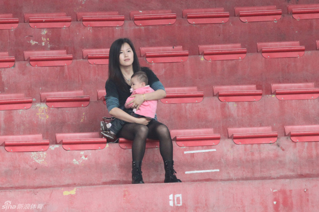 美丽女球迷观战