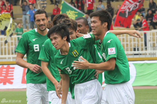 日之泉队员庆祝进球