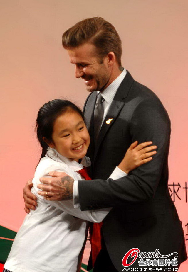 贝克汉姆拥抱小朋友