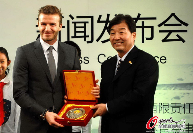 魏吉祥向小贝赠送礼物