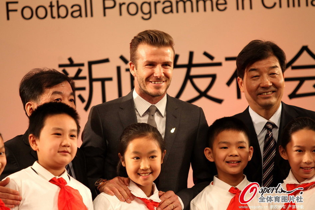 小贝与小朋友合影