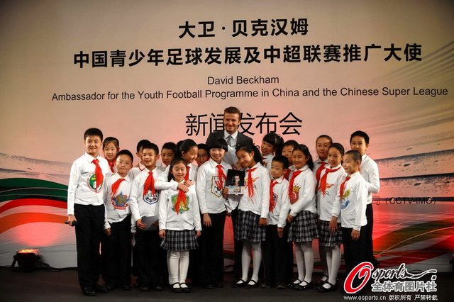 与小同学亲切合影