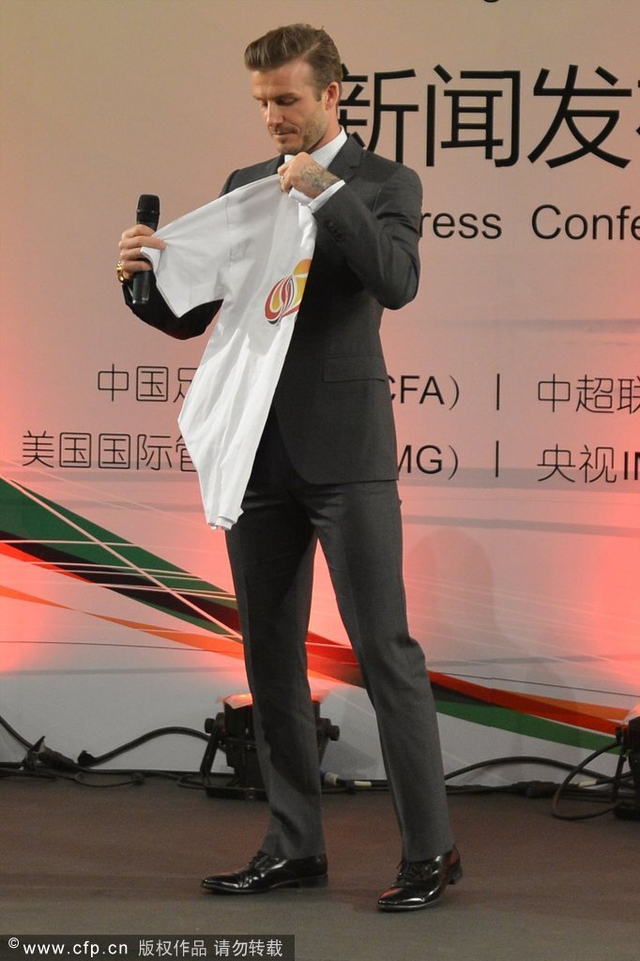 小心地折叠球衣