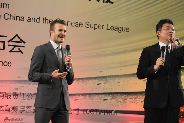 愉快的接受记者提问