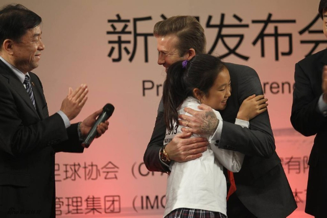 与小同学热情拥抱