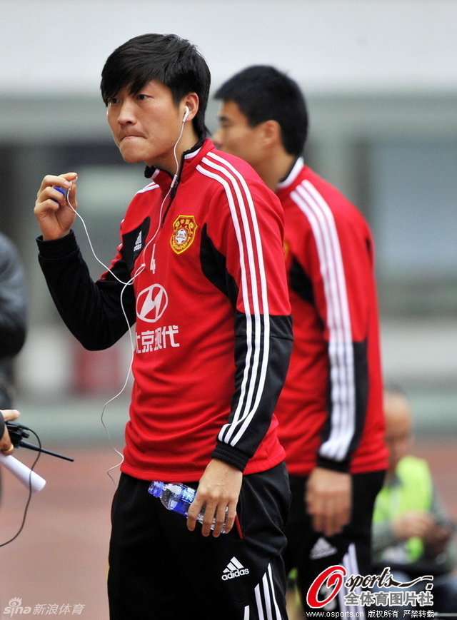 赵鹏听音乐放松