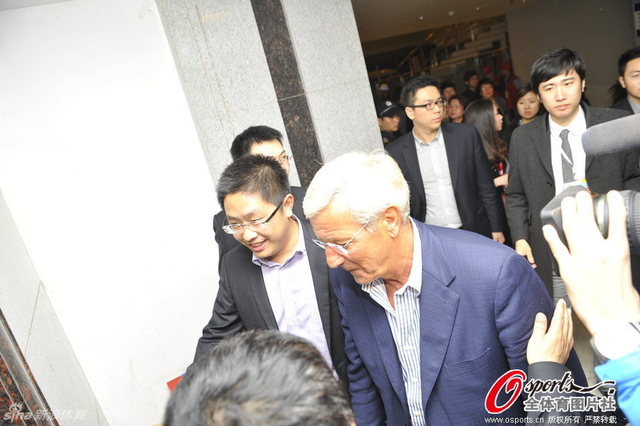 里皮现场看国足