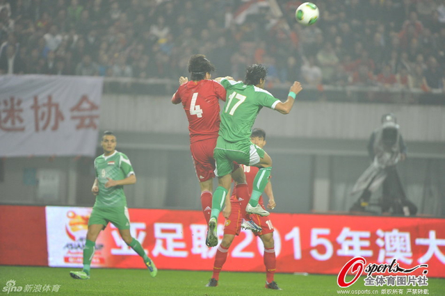 赵鹏与对方争顶