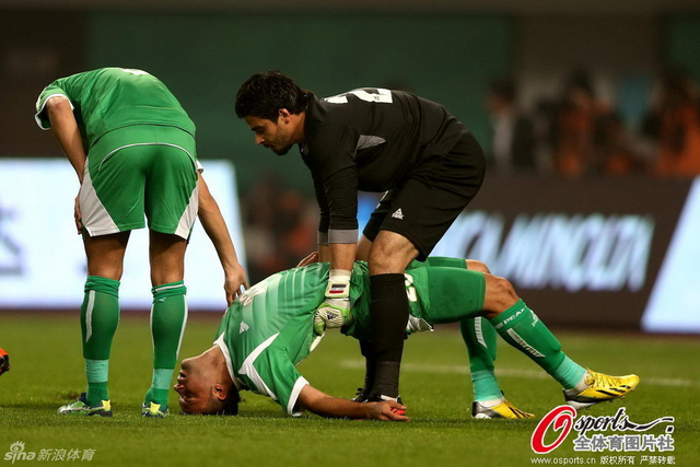 伊拉克球员倒地