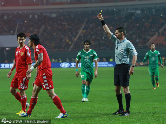 裁判向张琳芃出示黄牌