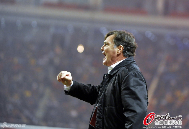 卡马乔场边大喊