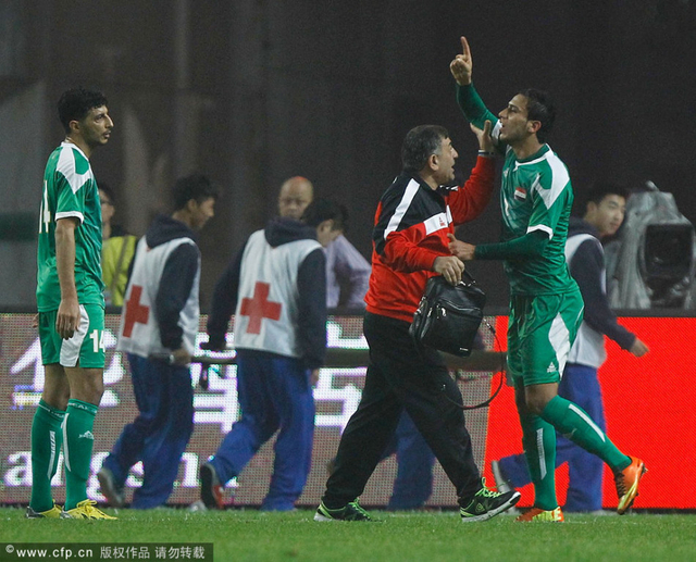 被罚下的球员极为不满