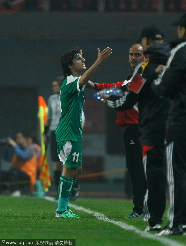 对手向第四官员抱怨