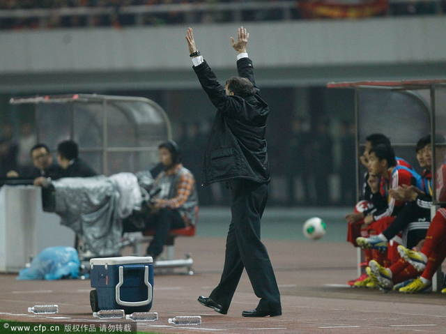 卡马乔高举双手