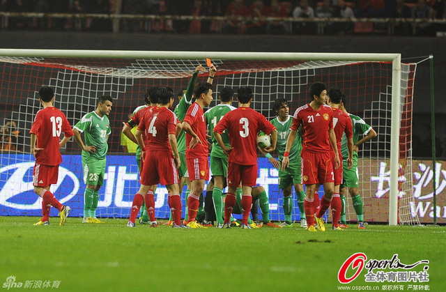 伊拉克队员领到红牌