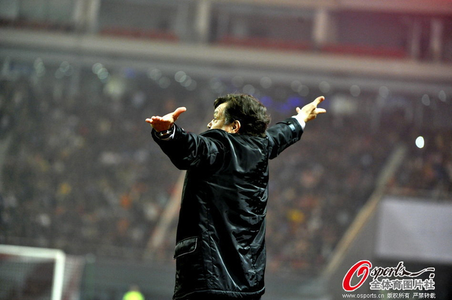 卡马乔无奈摊手