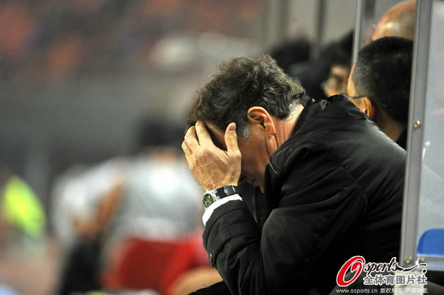 卡马乔掩面低头