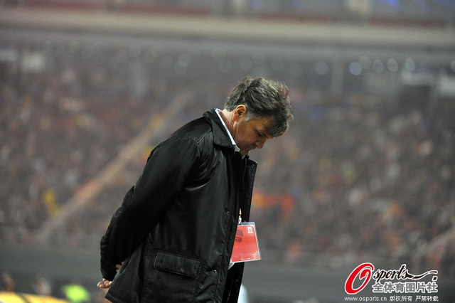 卡马乔低头踱步