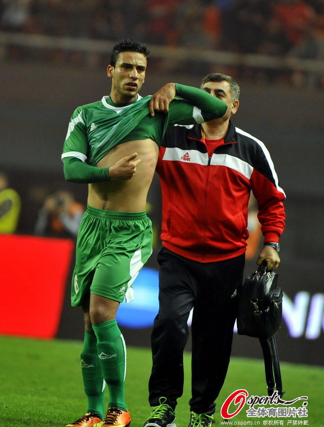 撩球衣抗议判罚