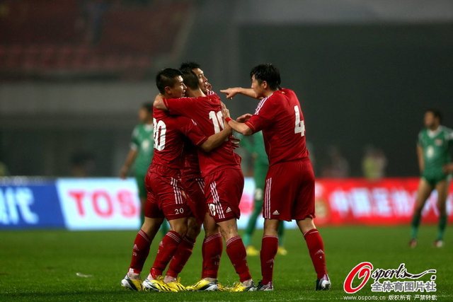 队友拥抱于大宝