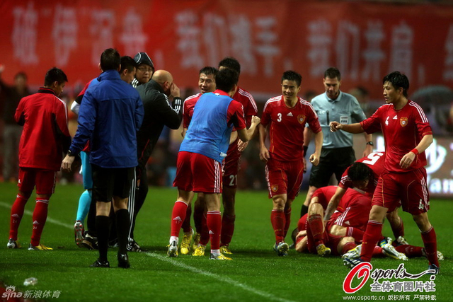 中国队进球后兴奋不已
