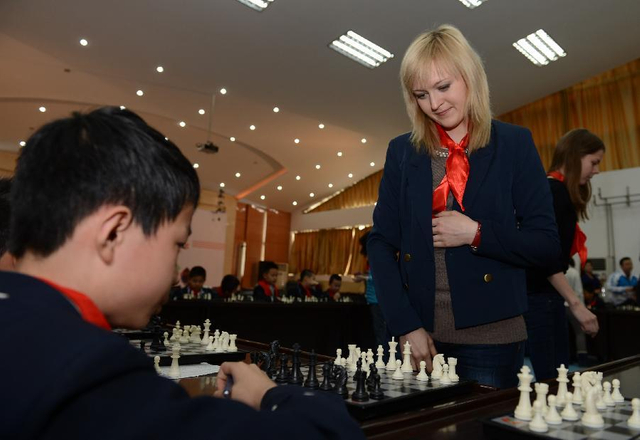 国象美女对弈小棋童