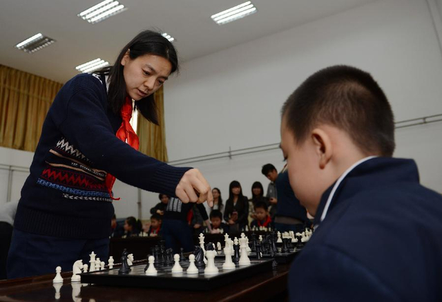 诸宸与小棋手对弈