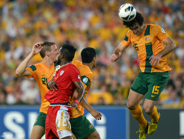 杰迪纳克争抢头球