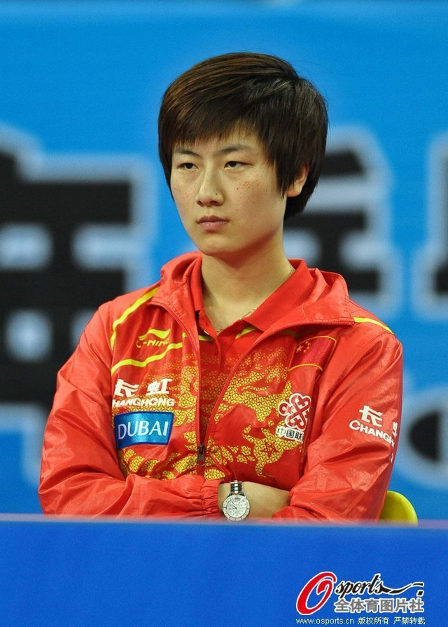 丁宁坐在场边观战