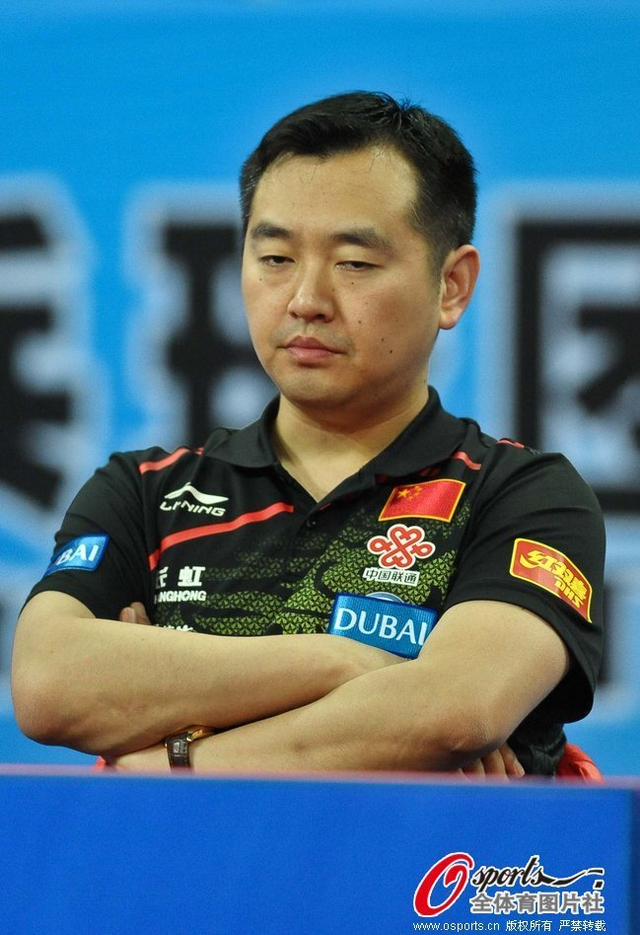 孔令辉坐在场边