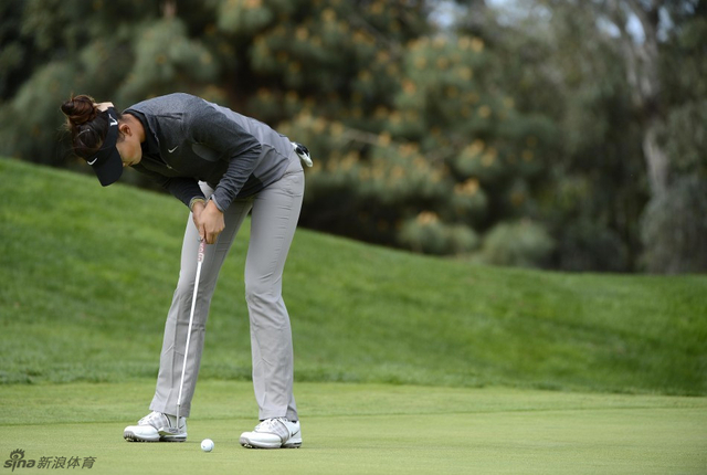 身体前倾90度 双脚距离更开