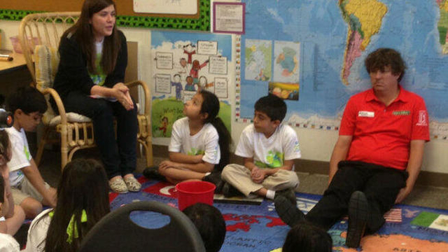 杜夫纳做慈善现场走神1分钟