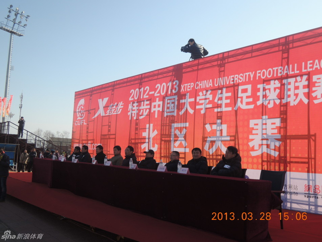 嘉宾就坐主席台