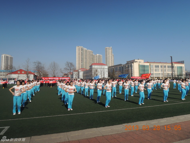 拉拉队表演骑马舞