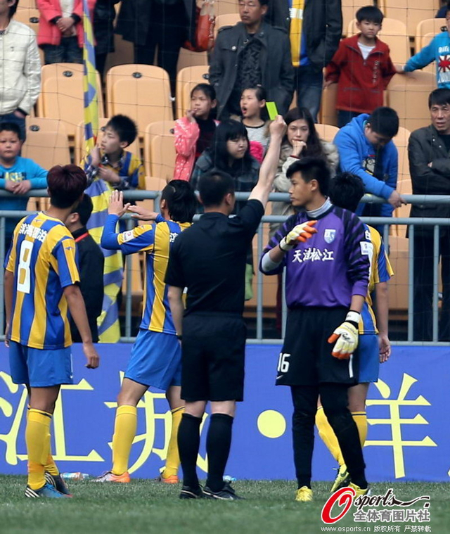 赵燕明为不理智行为吃到黄牌