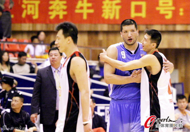 巴特尔与陈照升在赛后拥抱致意