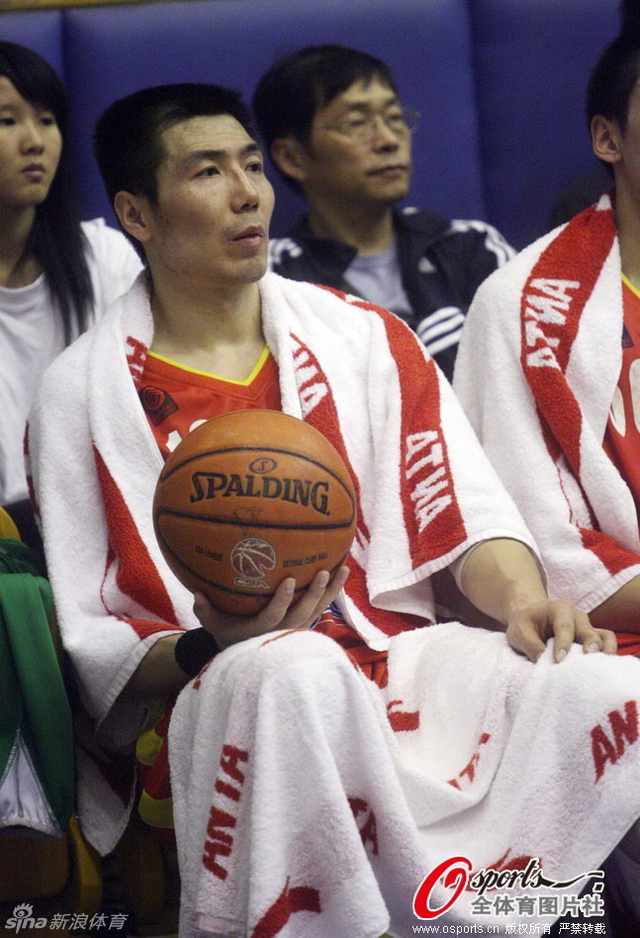 陈照升坐在替补席关注比赛