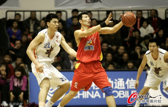 辽宁盼盼队李晓旭防守陕西东盛队陈照升