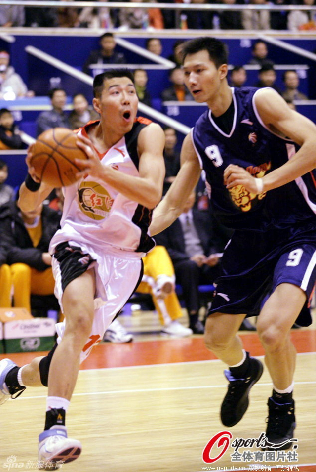 易建联奋力防守陈照升