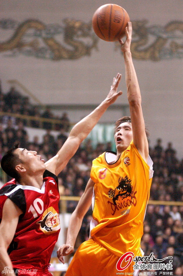 易立与陈照升在比赛中