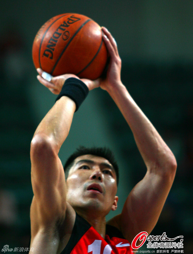 云南红河队陈照升罚球 