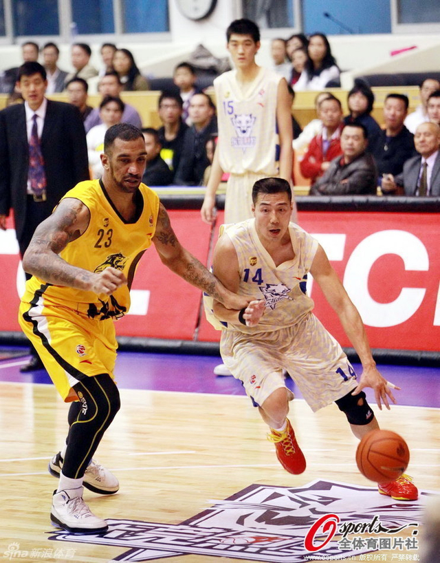 陈照升突破浙江广厦队外援皮特-拉莫斯