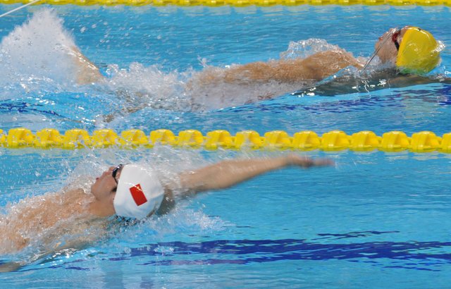 何健彬获男子100米仰泳冠军 