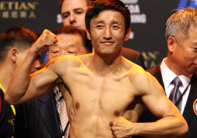 邹市明展示肌肉