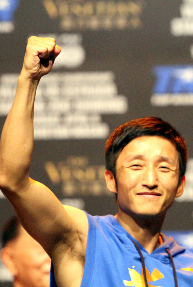 握拳展示必胜信心